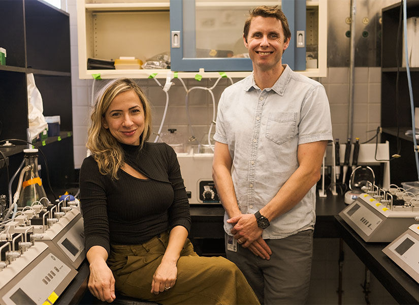 Drs. Wenceslau and McCarthy in their joint lab at USC's School of Medicine.